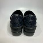 b.o.c.‎ Navy blue paisley embossed clogs women’s size 8 professional nursing Photo 3