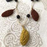 handmade crochet leaf necklace Photo 1