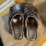 Muk Luks | Emery Wedge Sandal Womens 8 Metallic Silver Floral Cork Slip On Photo 2