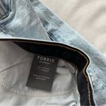 Torrid - 5 Inch Mom Jean Premium Classic Denim Mid-Rise Vintage Short Photo 6