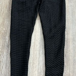 NWOT famous TikTok leggings. Scrunchies in the back. Size small Black Photo 0