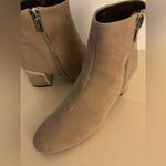 DKNY beige Suede crosbi heel Ankle Boots size 8 Photo 3