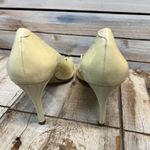 Karen Scott Vintage Yellow Patent Peep Toe Pumps Classic Mid Heel Shoes Size 8M Photo 3