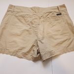 Columbia Women's Tan Shorts Size 4/L Photo 3