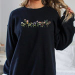 ✨Trilllogy Embroidered Floral Sz Large Navy Sweatshirt✨ Blue Photo 0