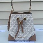 Michael Kors Vanilla Mercer Gallery Bucket Bag Xsmall Photo 0
