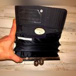 Kiss lock wallet with 10 card slots 5 cash slots and one coin zip slot Black Photo 4