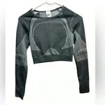 Gymshark NWOT GRAY LONG SLEEVE CROP TOP WITH CUTOUT BACK AND THUMB HOLES Photo 0