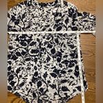 Honey Punch vneck blouse. Navy print. Size Small Photo 7