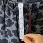 Lululemon RARE Women’s 4 Jet Crop Slim Pants Cherry Cheetah Gray Black. Photo 6