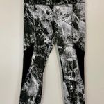 vogo athletica Women’s Activewear Legging Capris Black & White Size Medium Photo 0