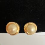 Vintae Ciner Cabachon Pearl Clip On Earrings Gold Signed Classic Glam Old Money Photo 12