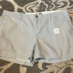 Old Navy gray and white striped shorts. New. Pockets. Flat front. Photo 0