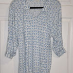 Cactus + Pearl Women’s Blue and White Floral V Photo 0