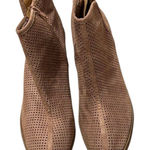 Soda size 10 faux suede sideĀ zip ankle booties in a pinkish tanācolorāGUC Photo 0