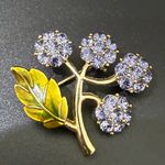 Vintage MONET Purple Glass Rhinestone Hydrangea Flowers Enameled Leaf Brooch 8g. Photo 1