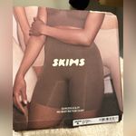SKIMS NWT Smims seamless mid‎ thigh shorts onyx XS Photo 1