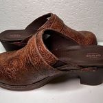 Crocs Sarah Triple Comfort Tooled Clogs Womens 6 Round Toe Brown Faux Leather Photo 5