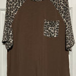 Zenana Outfitters Women's Light Brown Animal Print Short Sleeve T-Shirt Front Pocket Size L Photo 0