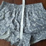 Vuori  Women's Gray Leopard Chic Casual Outdoor Workout Athleisure Shorts Size S Photo 5