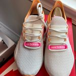 New Balance  WROAVNV Womens White Orange Lace Up Running Shoes Size US 6 B Photo 2