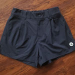 Vuori  Women's Dark Navy Chic Casual Outdoor Trendy Athleisure Shorts Size Small Photo 0