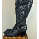 Women's Born Knee Photo 3