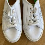 Cariuma Catiba Low Cut Sneakers in White Leather Size 7 Photo 3