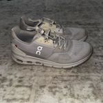 Oncloud Women’s Tennis shoes Women’s 7 Like New barely worn too small for me White Photo 1