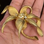Vintage Unsigned Brushed Gold 3D Flower Brooch Photo 6