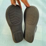 Crocs  dual confort W7 Brown Embellished Women's Sandals Photo 5