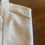 Elegant Cream Knee Photo 3