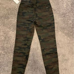 Sanctuary  NWT Camo leggings.  Size: M.  Back pockets. Photo 3