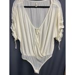 Free People  Bodysuit Womens Medium Ivory Cleo Draped Split Neck Short Sleeve B55 Photo 4