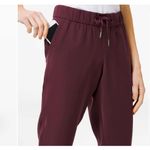 Lululemon  On the Fly Jogger *Woven
Cassis Size 4‎ Photo 10