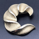 Trifari VTG CROWN  Brushed & Smooth Gold Tone C Crescent Swirl Shell Brooch 1.5" Photo 0