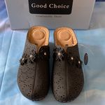 NWT GC Shoes
Women's Krista Perforated Flower Wedge
Mules Black Size 6.5 Photo 8