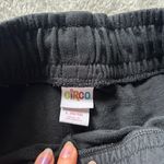 black workout shorts Photo 1