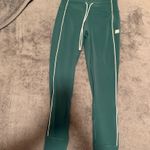 Vuori  Daily Piped Set (Top & Leggings) Photo 4