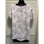 Pink Rose  Lavender/White Floral Short Sleeve Scoop‎ Zipper Back Blouse Size M Photo 3