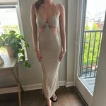 Elegant Beige Cut Photo 2