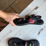 Sanuk  yoga sling sandals black flower design Photo 6
