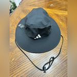 Adidas NWT  unisex UPF50 bucket hat Photo 3