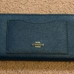 Coach EUC Women's Blue Cross grain Leather Wallet Zip Around Accordion Photo 0