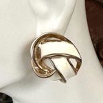 Cream and gold tone swirl post earrings Photo 4