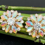 The Great Iridescent Crystal Flower Gold-tone Stud Earrings. Pre-owned in condition Photo 3