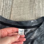 Old Navy  Active Size Medium Black and Grey Tie-Dye Long-Sleeve Top. Photo 3