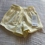 Lululemon  inner glow HR short 3" Photo 2