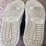 Air Jordan Women’s 1 MID Photo 7