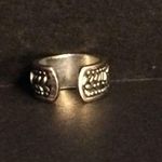 rose pattern silver tone ear cuff Black Photo 1